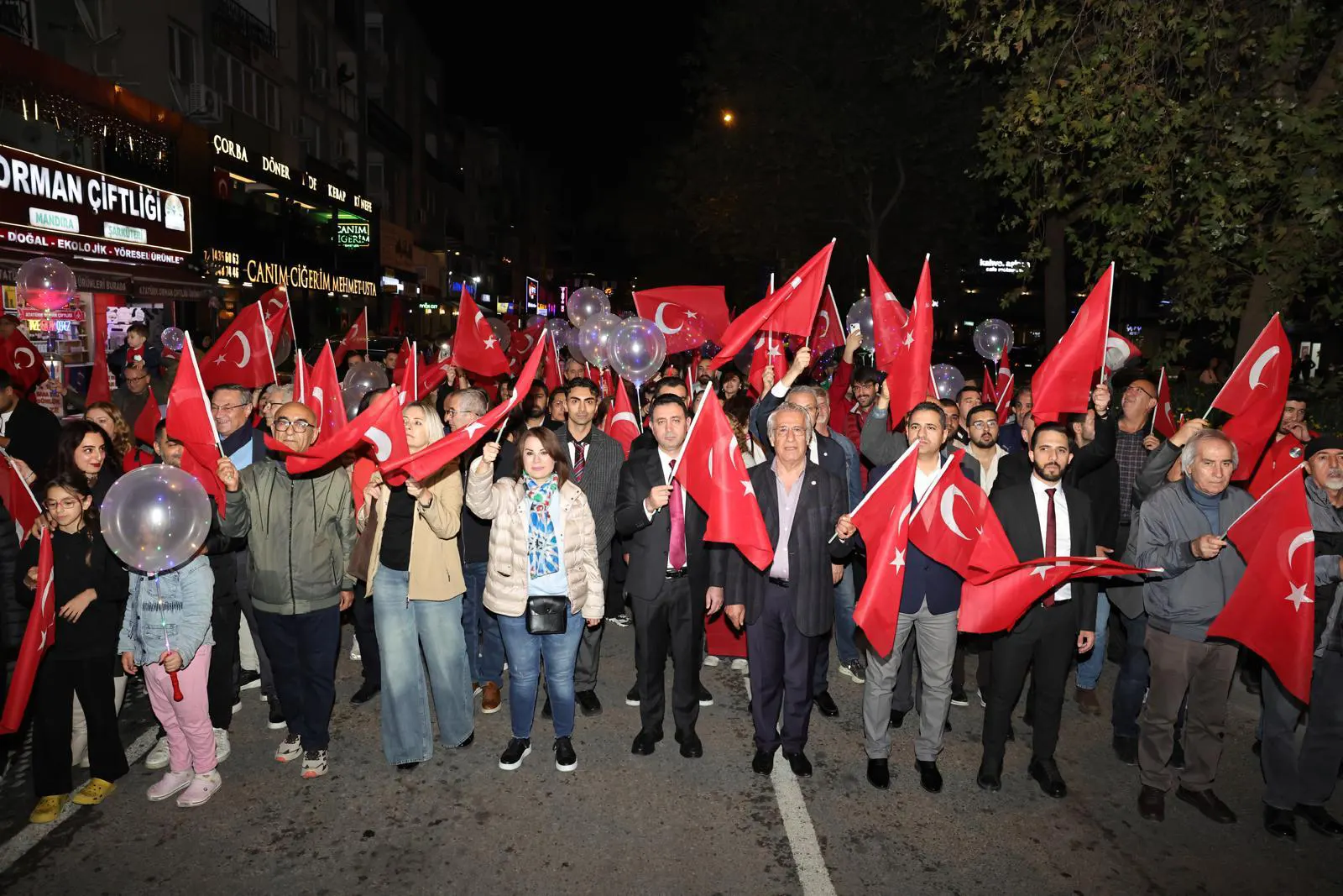 BAYRAKLIâDA CUMHURÄ°YET COÅKUSU KORTEJ VE CANDAN ERÃETÄ°NâLE TAÃLANDI (5) kopya-1793360638831.webp